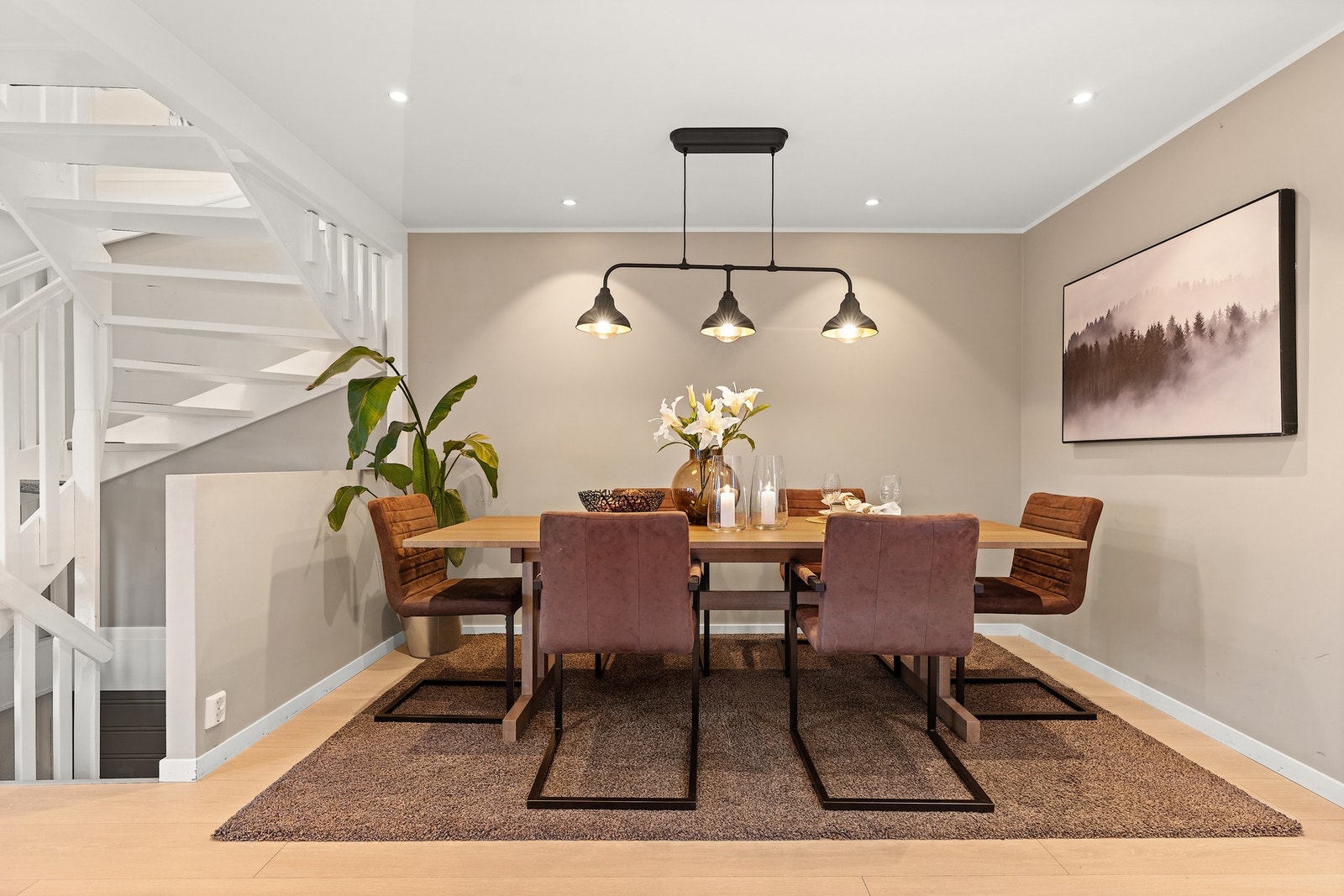 Romslig spisestue - Her er det rikelig plass stor spisebordløsning. Galleribilde