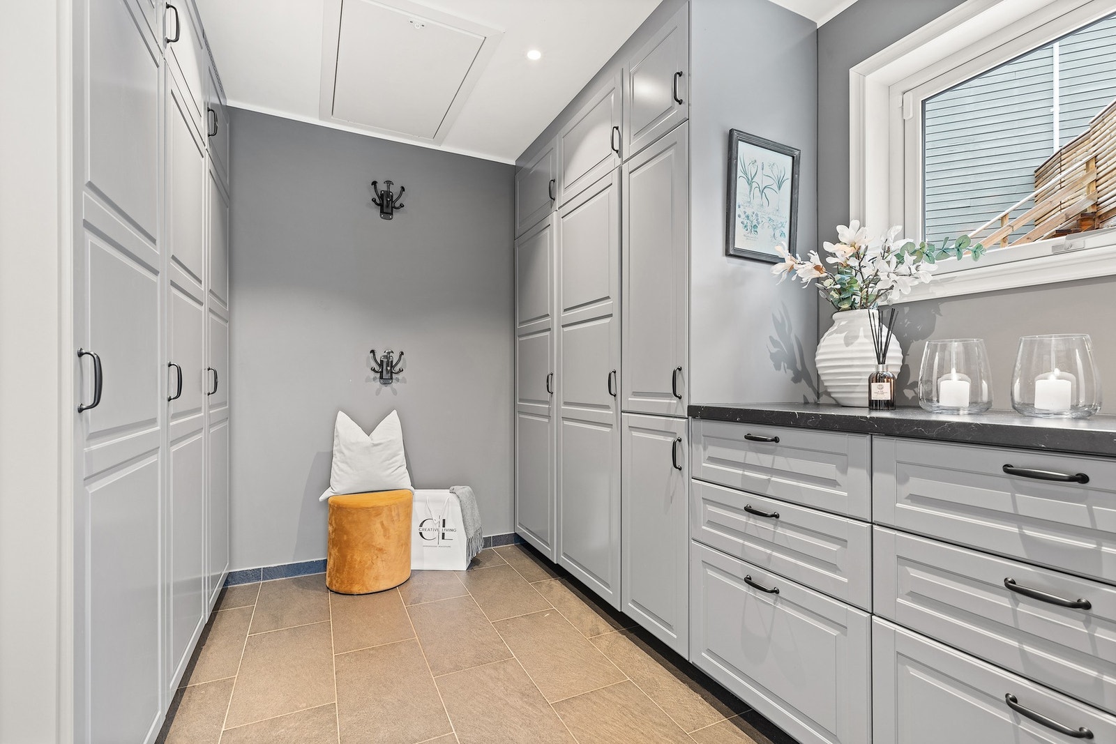 Huset har i nyere tid fått utvidet entre / gang. Her er det rikelig med oppbevaring også i loft. Galleribilde