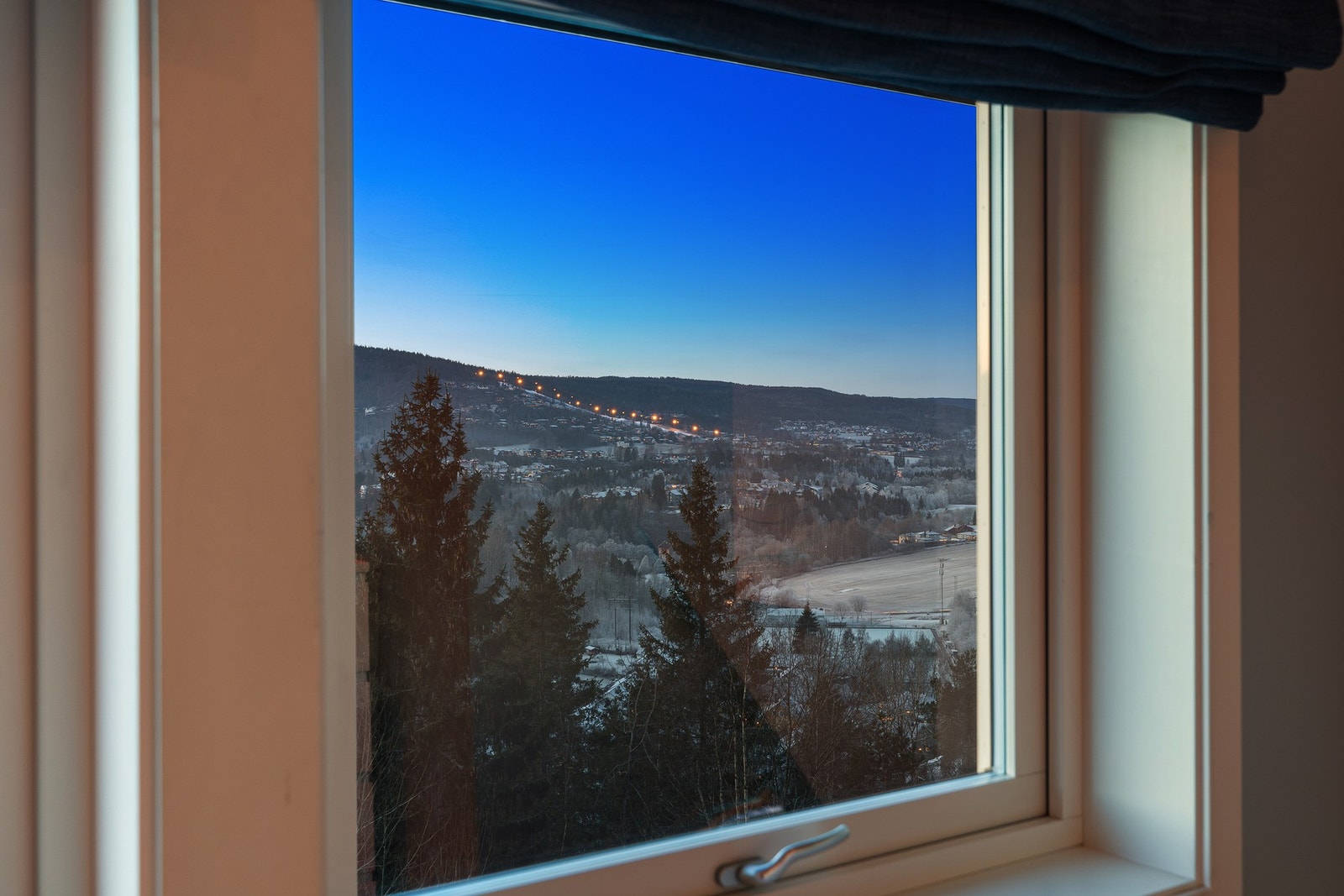 Fra soverom 3 har man praktfull utsikt over Bærums Verk og Lommedalen. Galleribilde