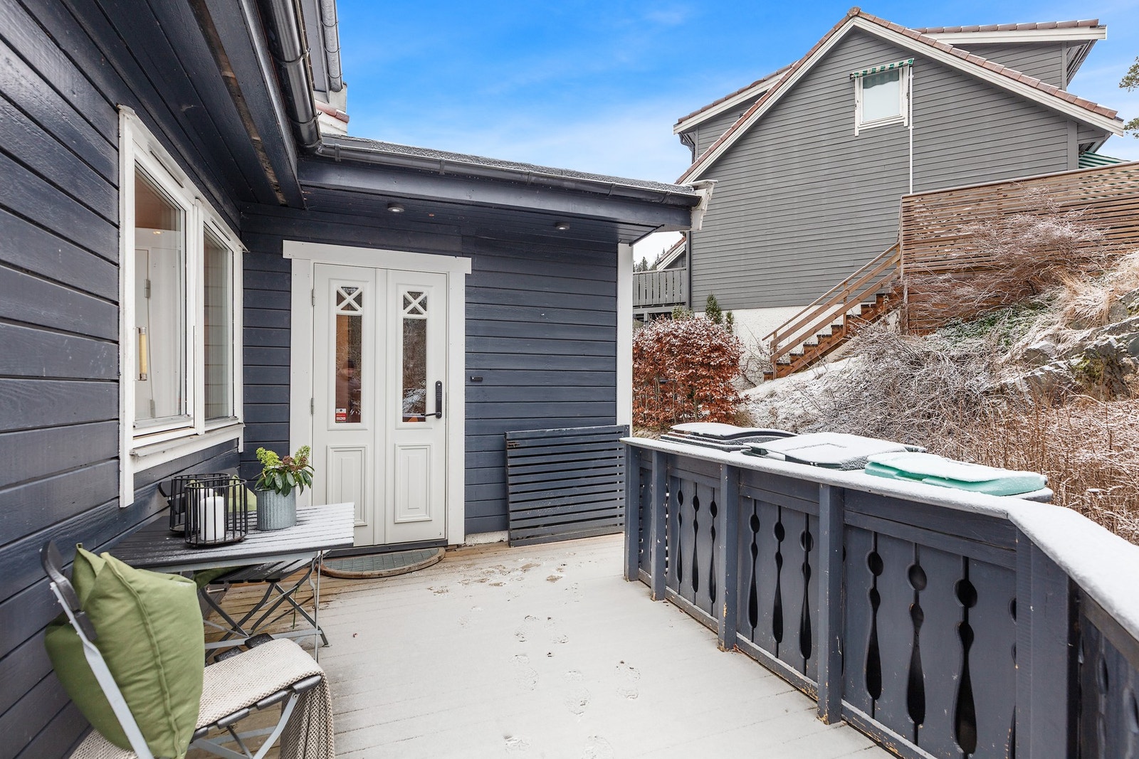 Hyggelig privat inngangsparti med videre adkomst til både hage og terrasse. Galleribilde