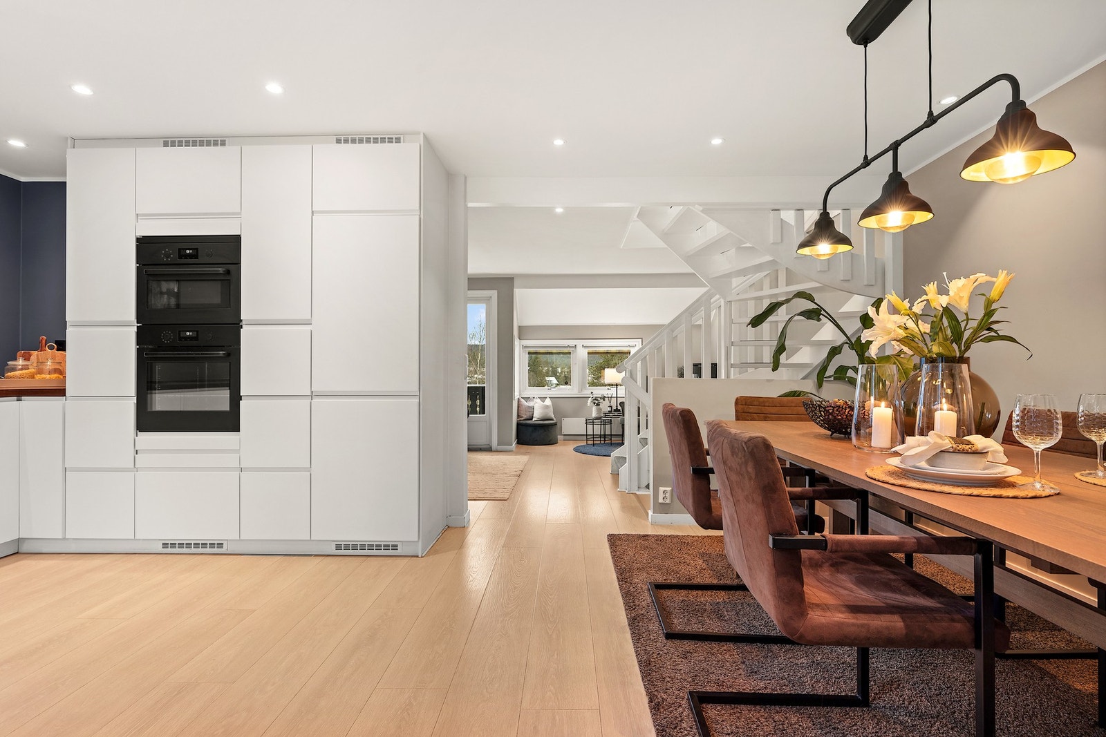 Fra kjøkken og spisestue er det åpen videre løsning til hyggelig og lys stue. Galleribilde