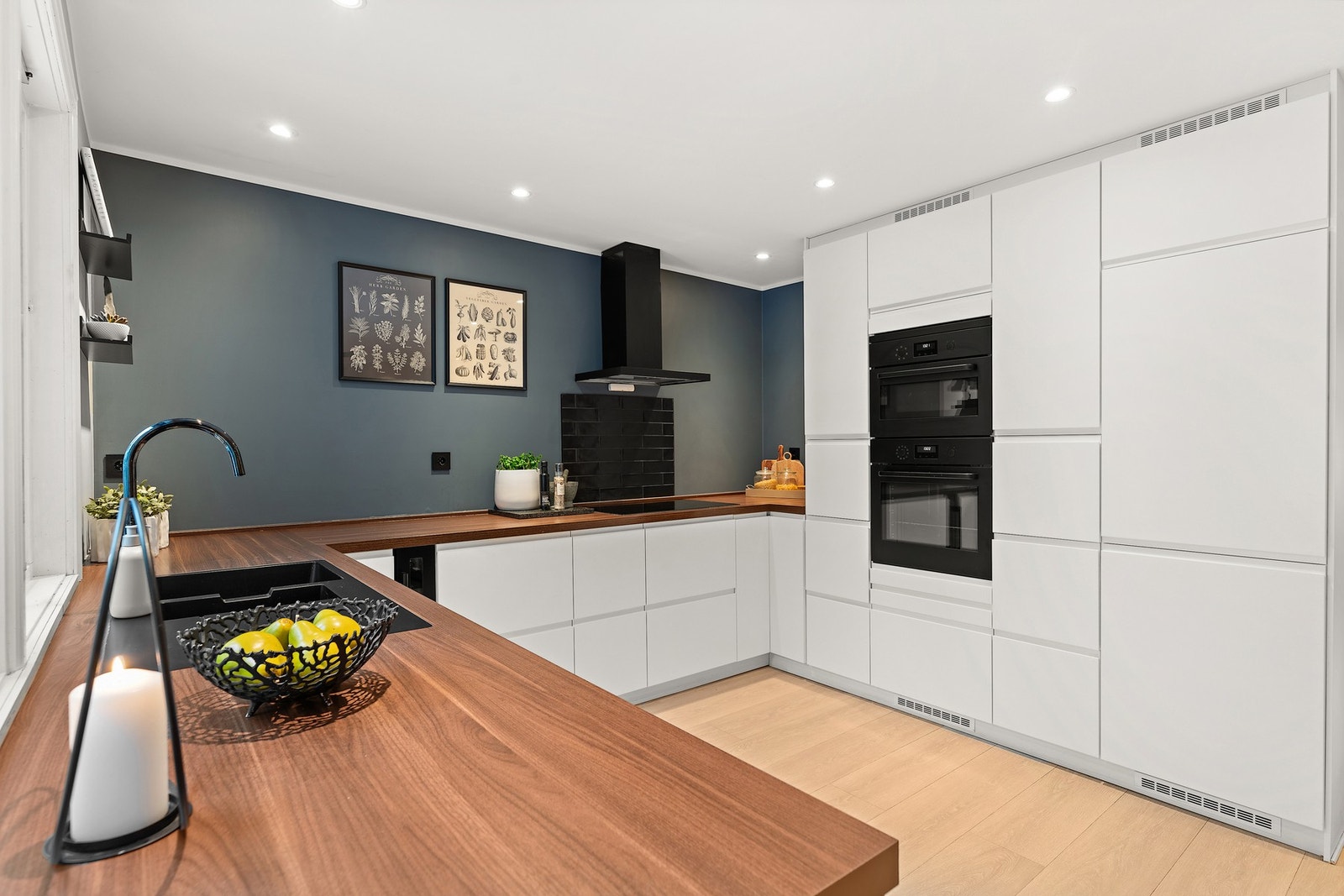 Moderne kjøkken med funksjonelle løsninger og åpen tilknytning til stuen - perfekt for sosial matlaging. Galleribilde