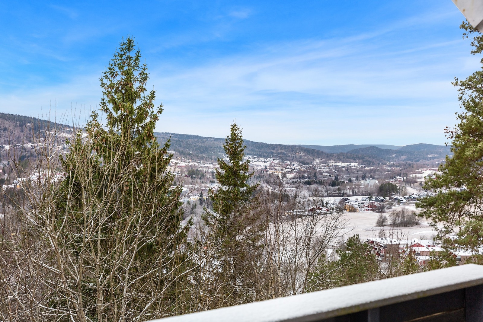Fabelaktig utsikt mot Bærums Verk og innover mot Lommedalen. Galleribilde