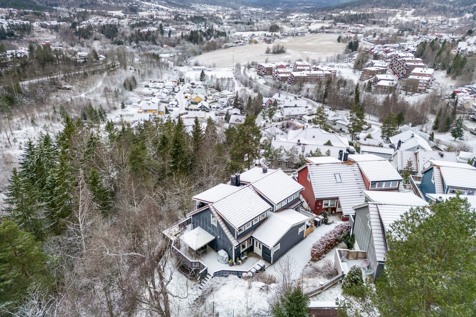 Godt tilbaketrukket og skjermet i et hyggelig boområde med tilnærmet ingen biltrafikk. Galleribilde
