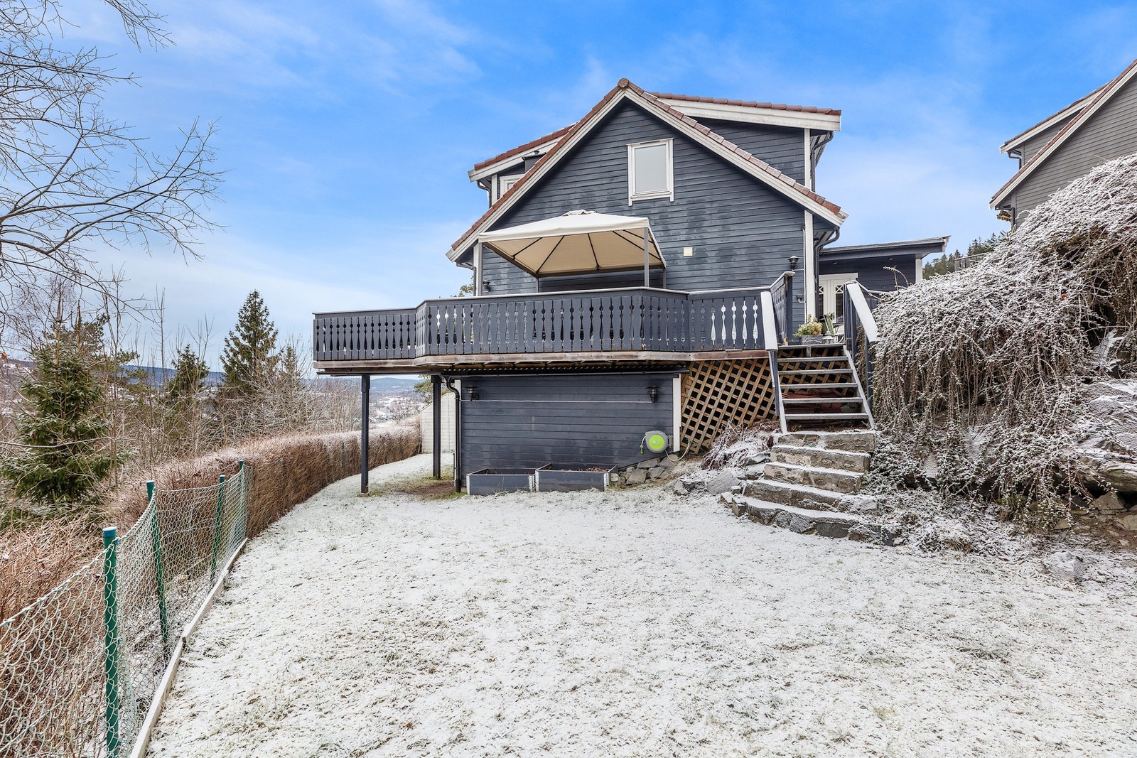 Den unike beliggenheten gir stor hage uten innsyn og flotte solforhold. Galleribilde