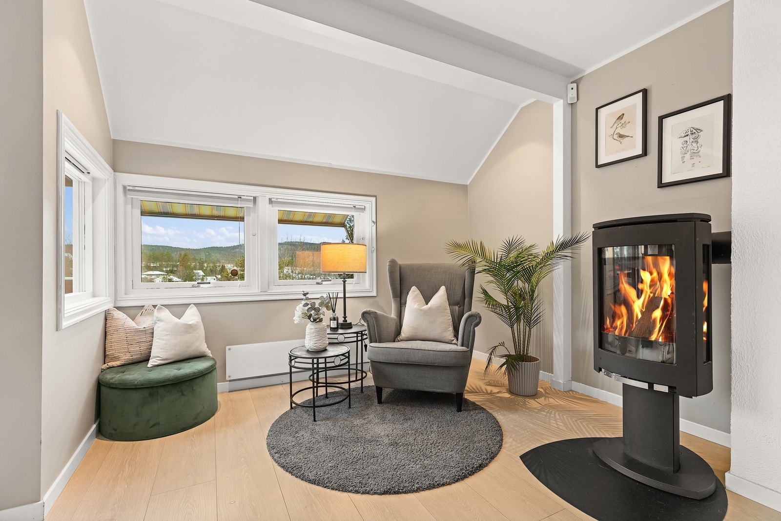 Lys og luftig tv / lesekrok med deilig peis og fabelaktig utsikt. Galleribilde