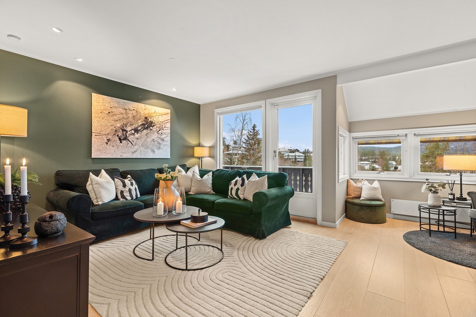 Trivelig stue som familiens naturlige samlingspunkt, med direkte utgang til stor terrasse og fantastisk utsikt over Lommedalen, samt sentral peisovn som gir koselig varme på kalde kvelder. Galleribilde