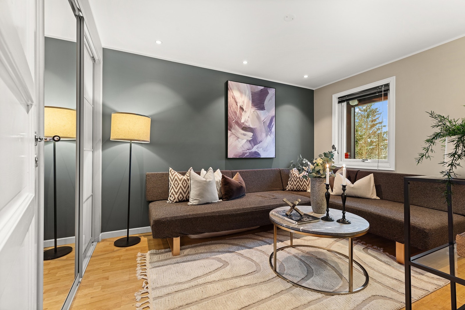 Soverommet i underetasjen er i dag innredet som kjellerstue. Galleribilde