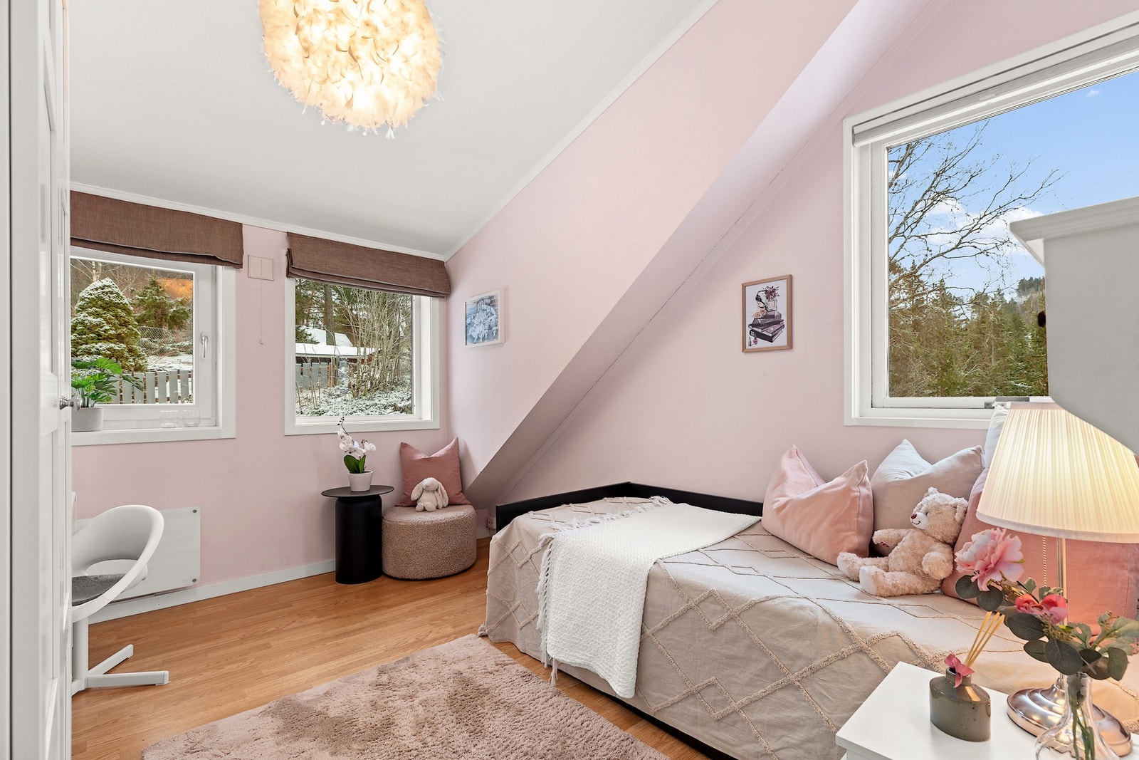 Lyst og hyggelig soverom 2. Rommet er perfekt som ungdom og barnerom. Galleribilde