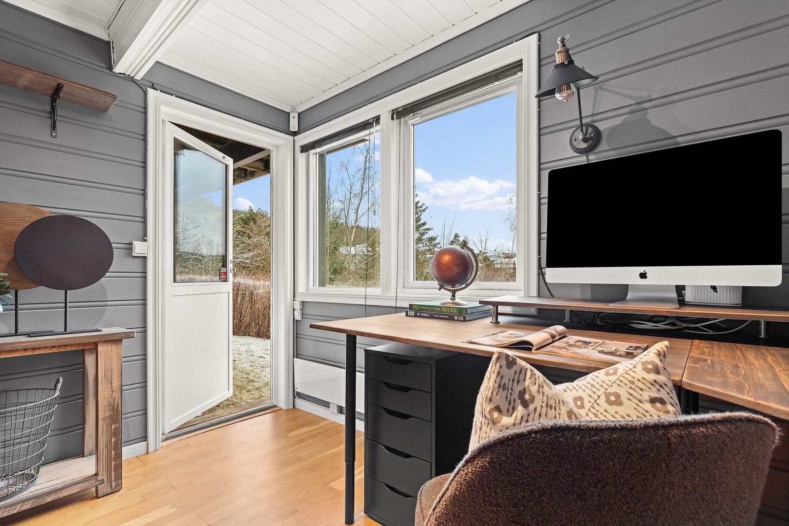 Fra kontoret er det direkte utgang til hagen. Galleribilde