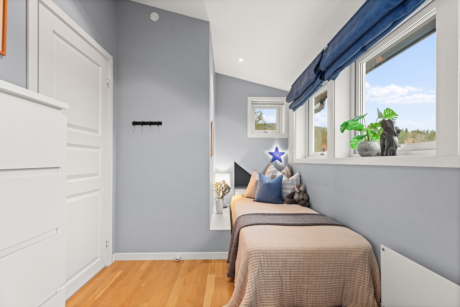 Det tredje soverommet er romslig og har god lagring samt en fantastisk vestvendt utsikt. Galleribilde