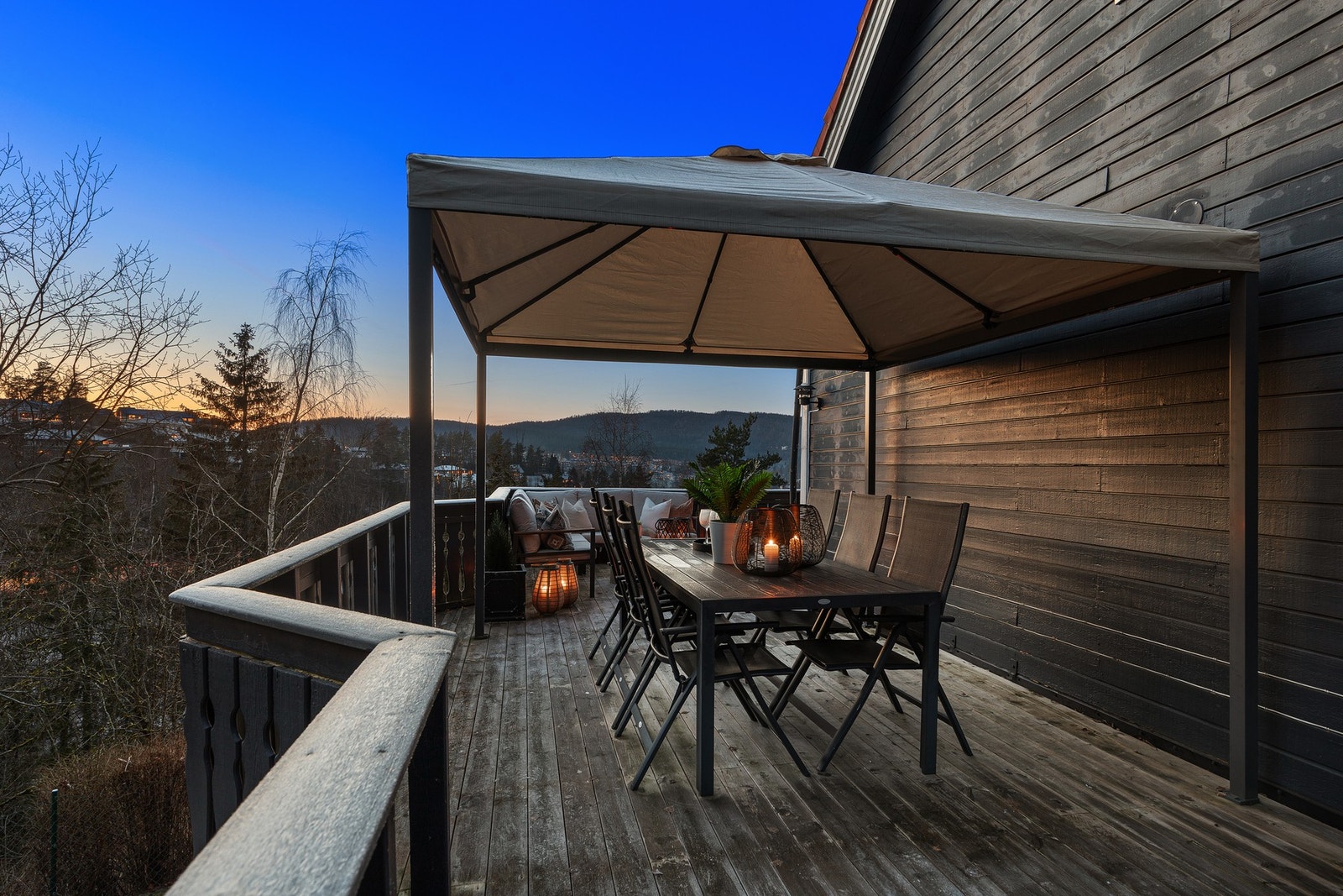 Terrassen byr på flere hyggelige sittegrupper samt pergola som brukes året rundt. Galleribilde