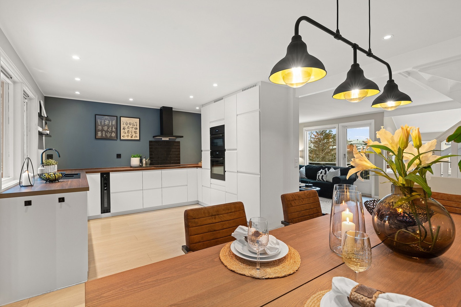 Åpent og lyst stue- og kjøkkenområde oppgradert i 2020/2021 med innfelte spotter i himlingen, integrerte hvitevarer (oppvaskmaskin og kjøleskap) og spiseplass som naturlig samlingspunkt for familien. Galleribilde