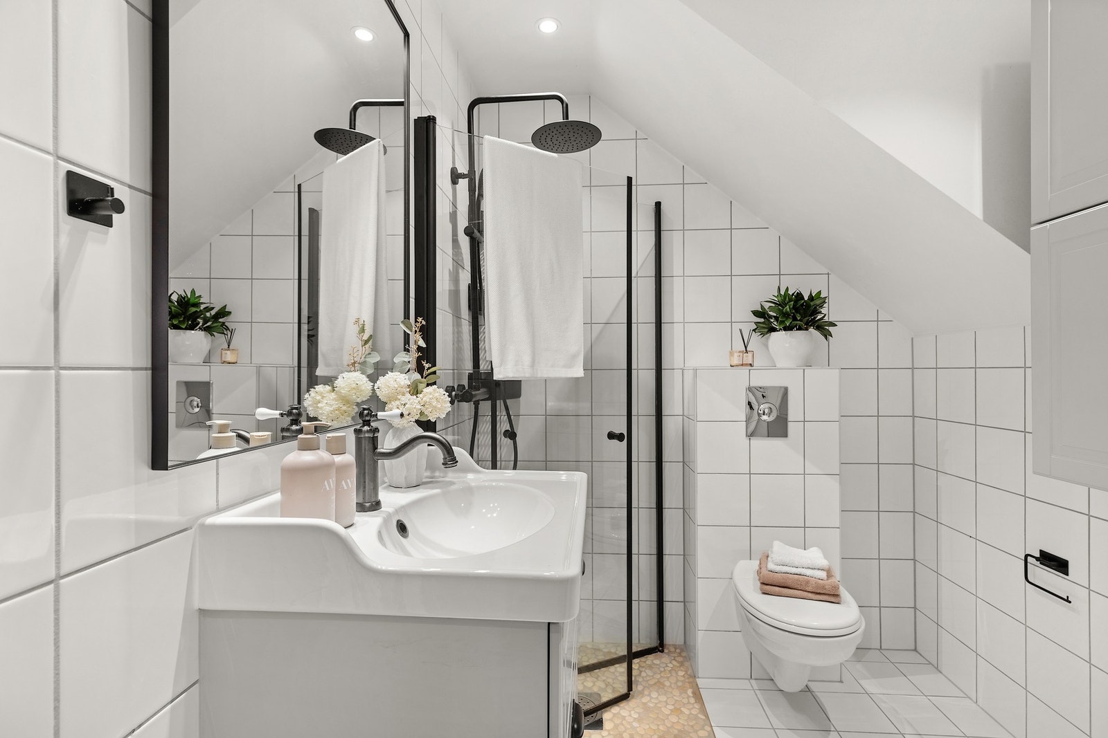 Badet i 2. Etasje har et moderne utrykk og er praktisk plassert for soveromsavdelingen. Galleribilde