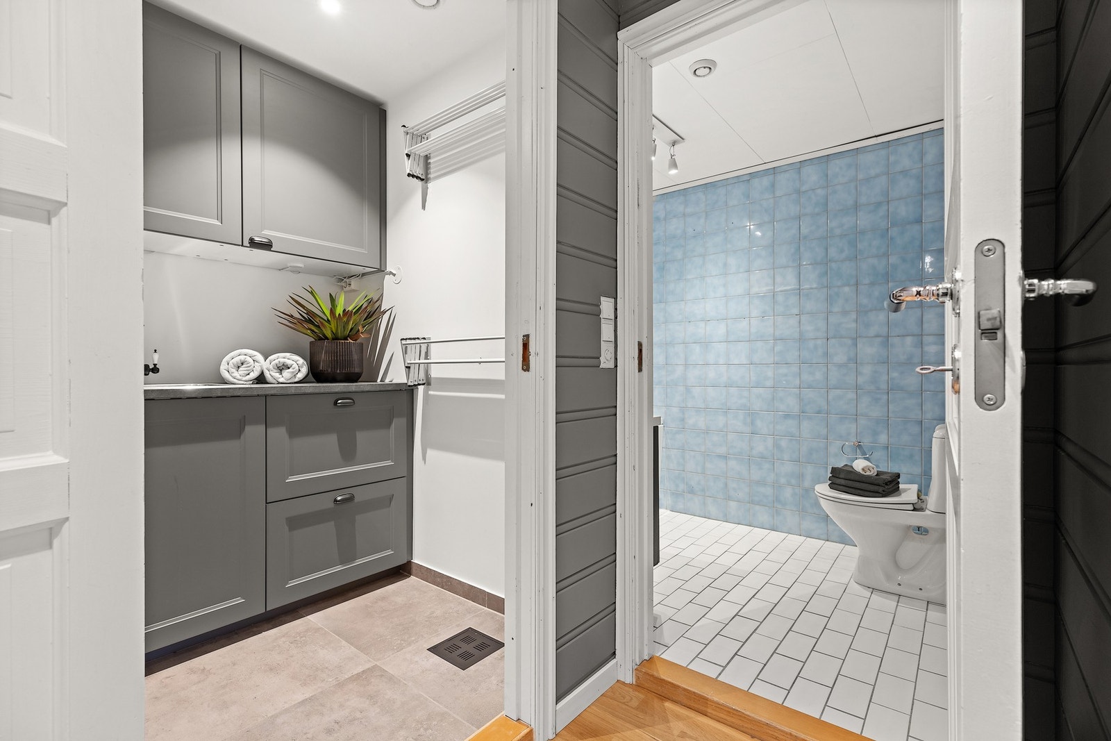 innerst i etasjen finner du praktisk bad og vaskerom, samt en bod. Galleribilde