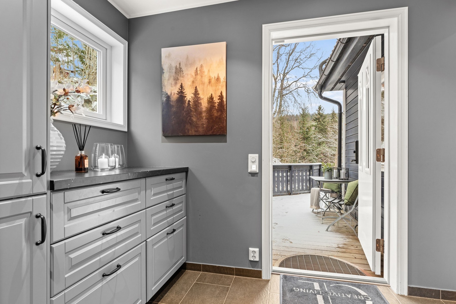 Den nylige renoverte entreen har rikelig garderobeplass og direkte adkomst til hovedplanet. Galleribilde