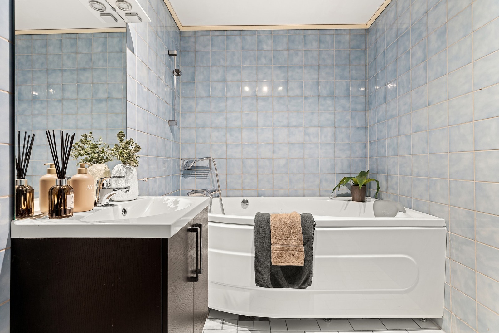 Bad fra byggeår, innredet med badekar og toalett. Galleribilde