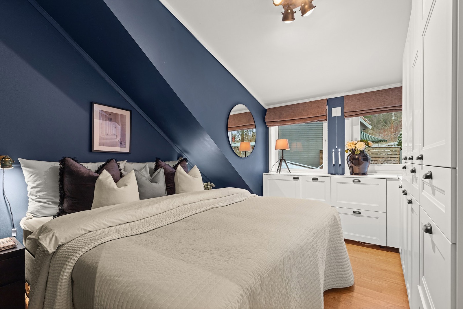 Hovedsoverommet har godt med plass til dobbeltseng og har flott plassbyggetgarderobe. Galleribilde