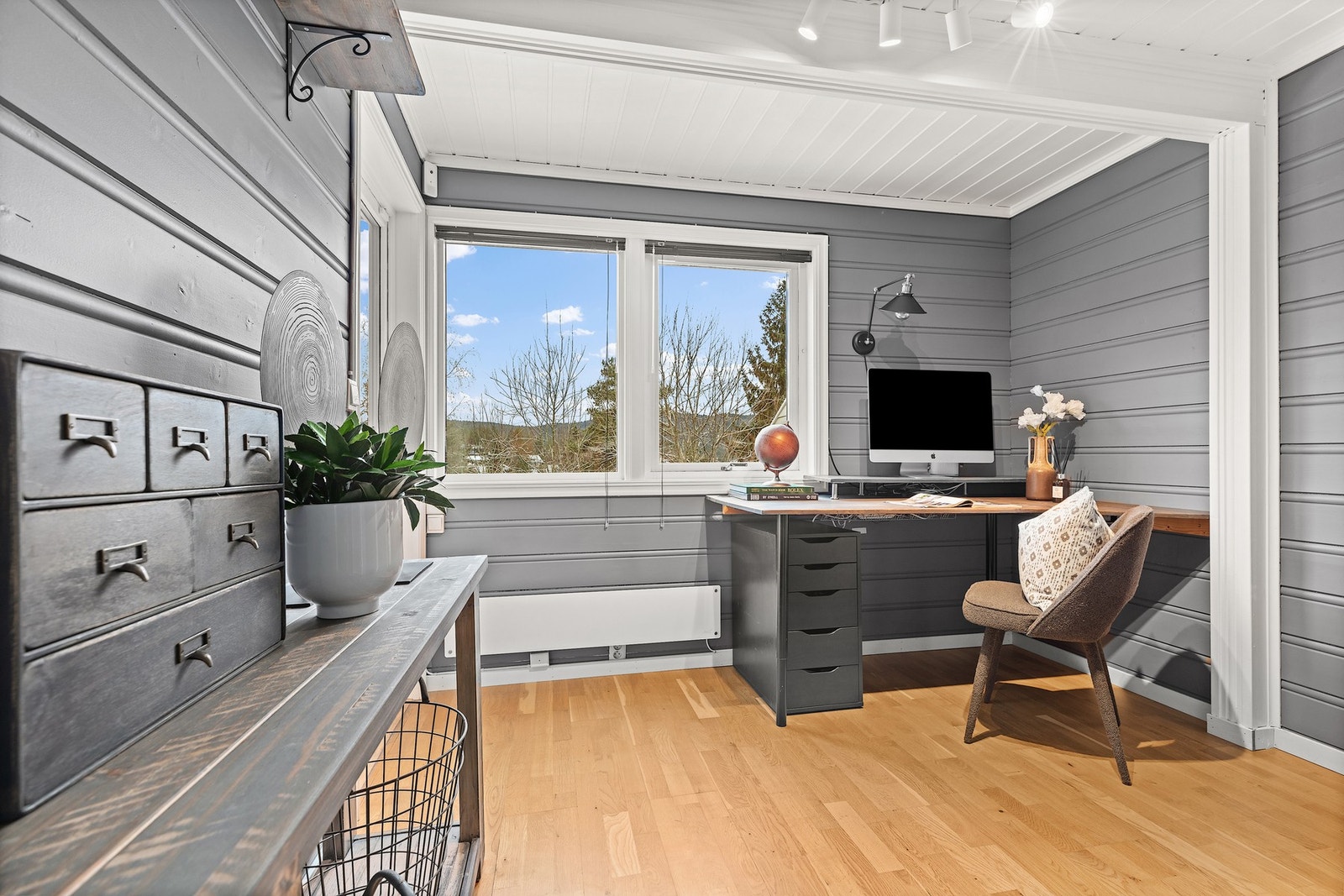 Videre fra trapperom er det satt inn en praktisk kontor løsning. Galleribilde