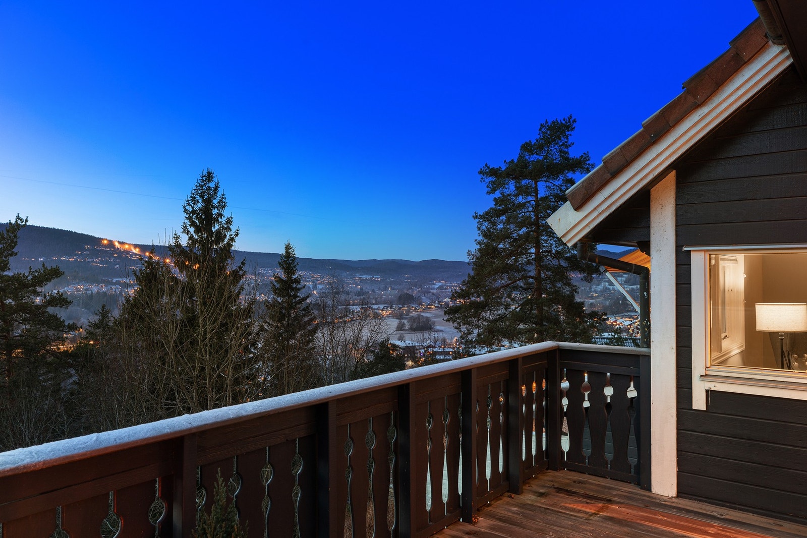 Fabelaktig utsikt mot Bærums Verk og innover mot Lommedalen. Galleribilde