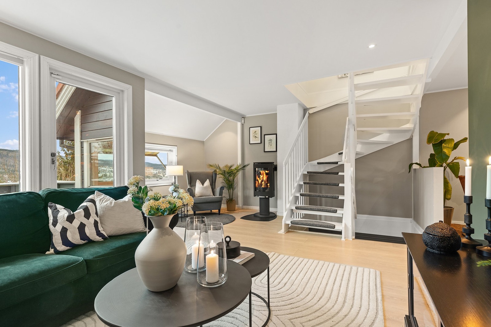 Hovedetasjen er åpen og luftig med flere sittegrupper. Galleribilde