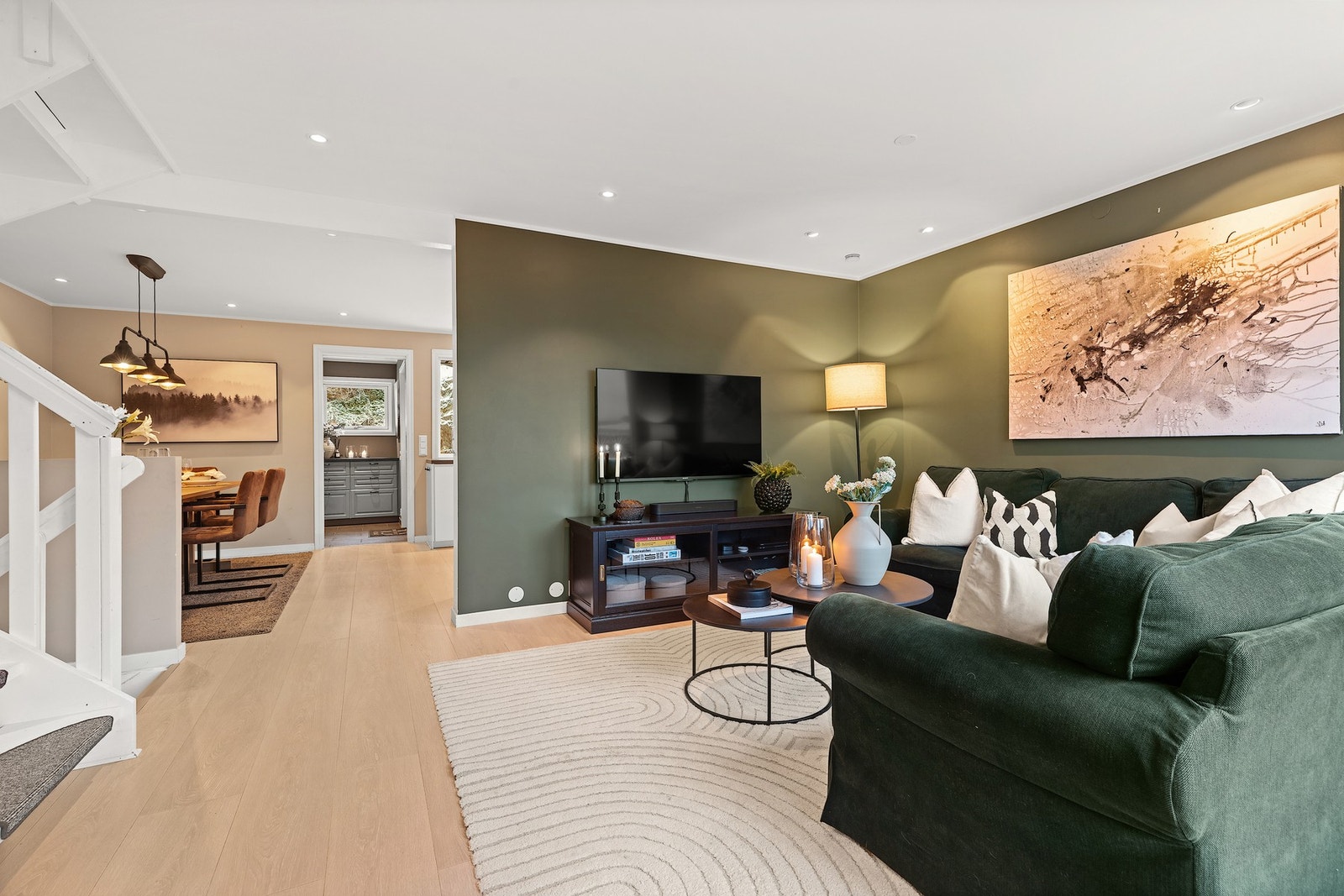 Romslig og åpen stue med god plass til stor sofa og medfølgende tv-møblement. Galleribilde