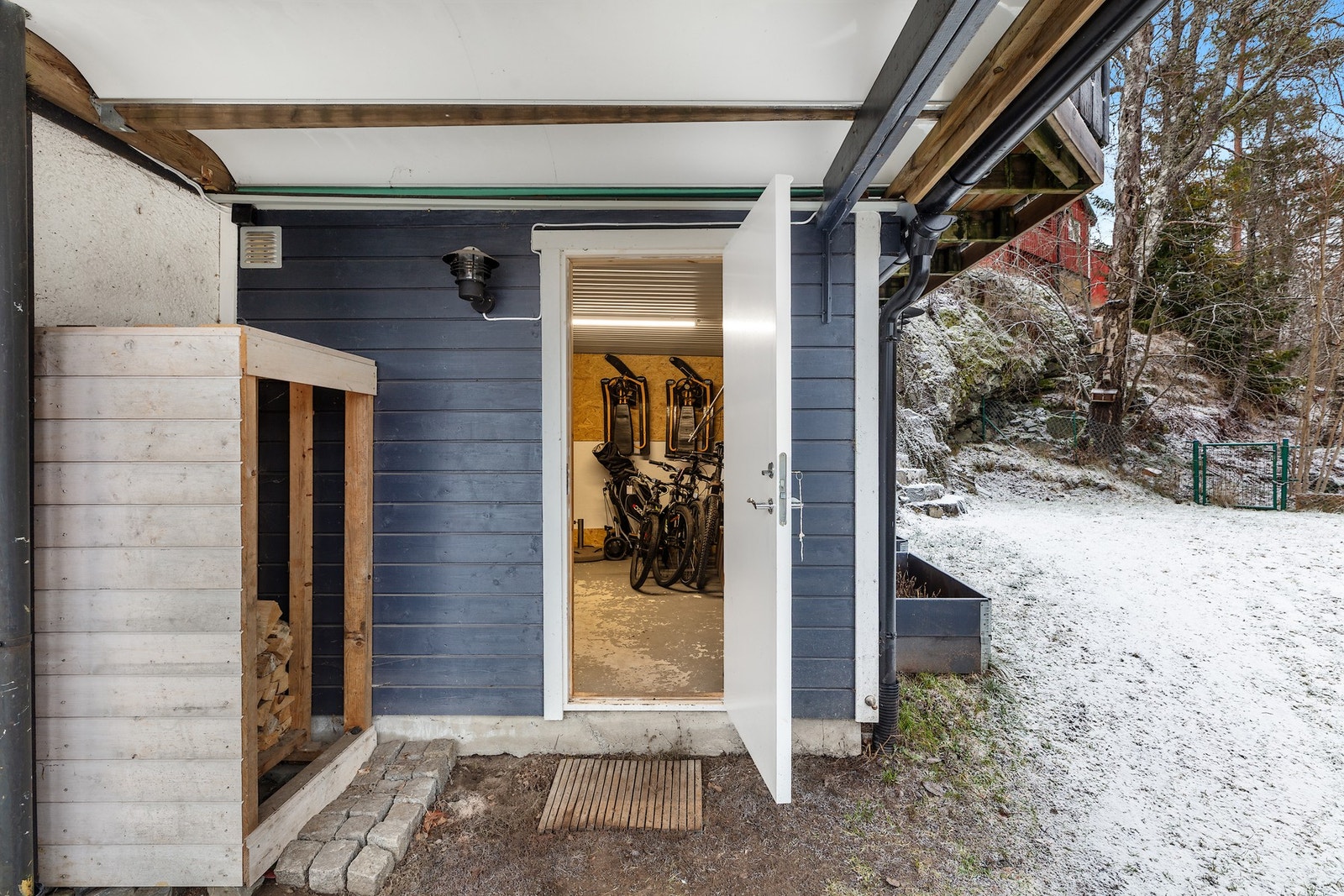 Tilbygget utebod på ca. 10 Kvm med praktisk lagring av alt av utstyr. Galleribilde