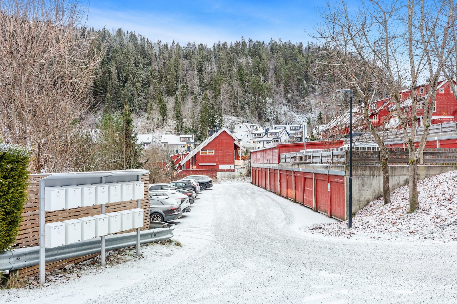 Parkering i felles garasjerekke (nærmest) med el-bil lader og godt med lagring. Galleribilde