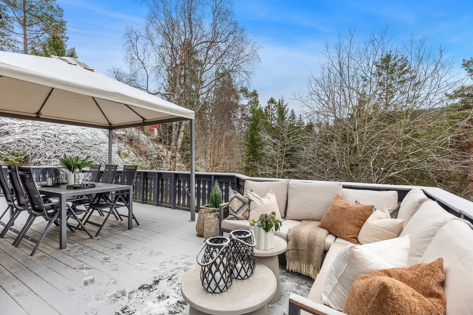 Unikt terrasserom på feltet. Her får man ekstra stor terrasse som strekker seg rundt boligens sørside. Galleribilde