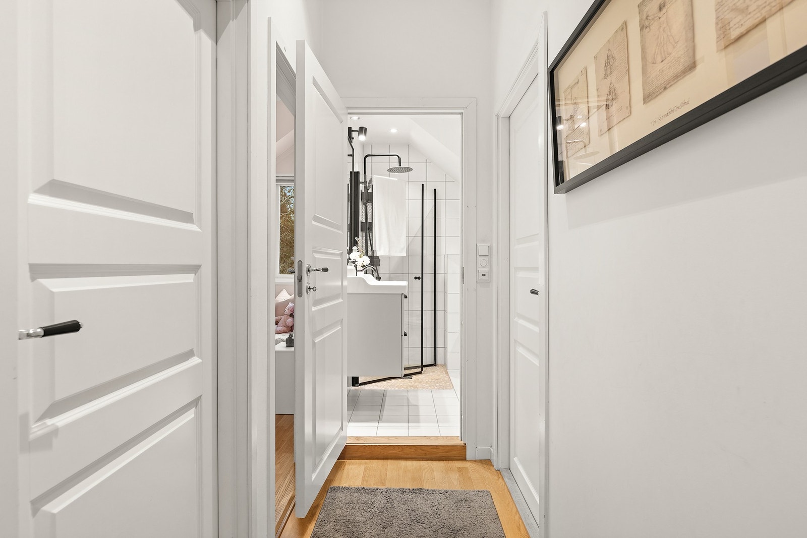 Luftig 2. etasje med gang som fordeler til tre soverom, perfekt for privatliv og familieliv i et rolig område. Galleribilde