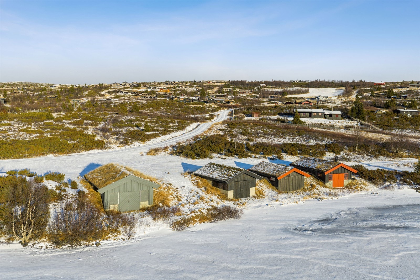 Nede ved vannkanten bidrar et tradisjonelt naustmiljø til områdets særpreg Galleribilde