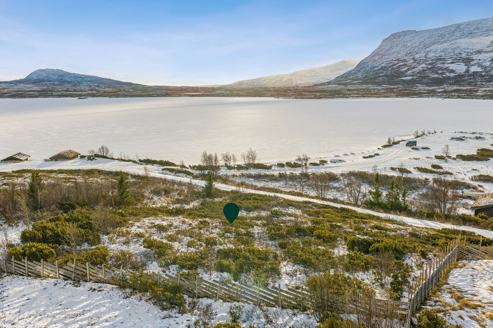 Tomten byr på gode solforhold og en vidstrakt utsikt over det omkringliggende landskapet Galleribilde