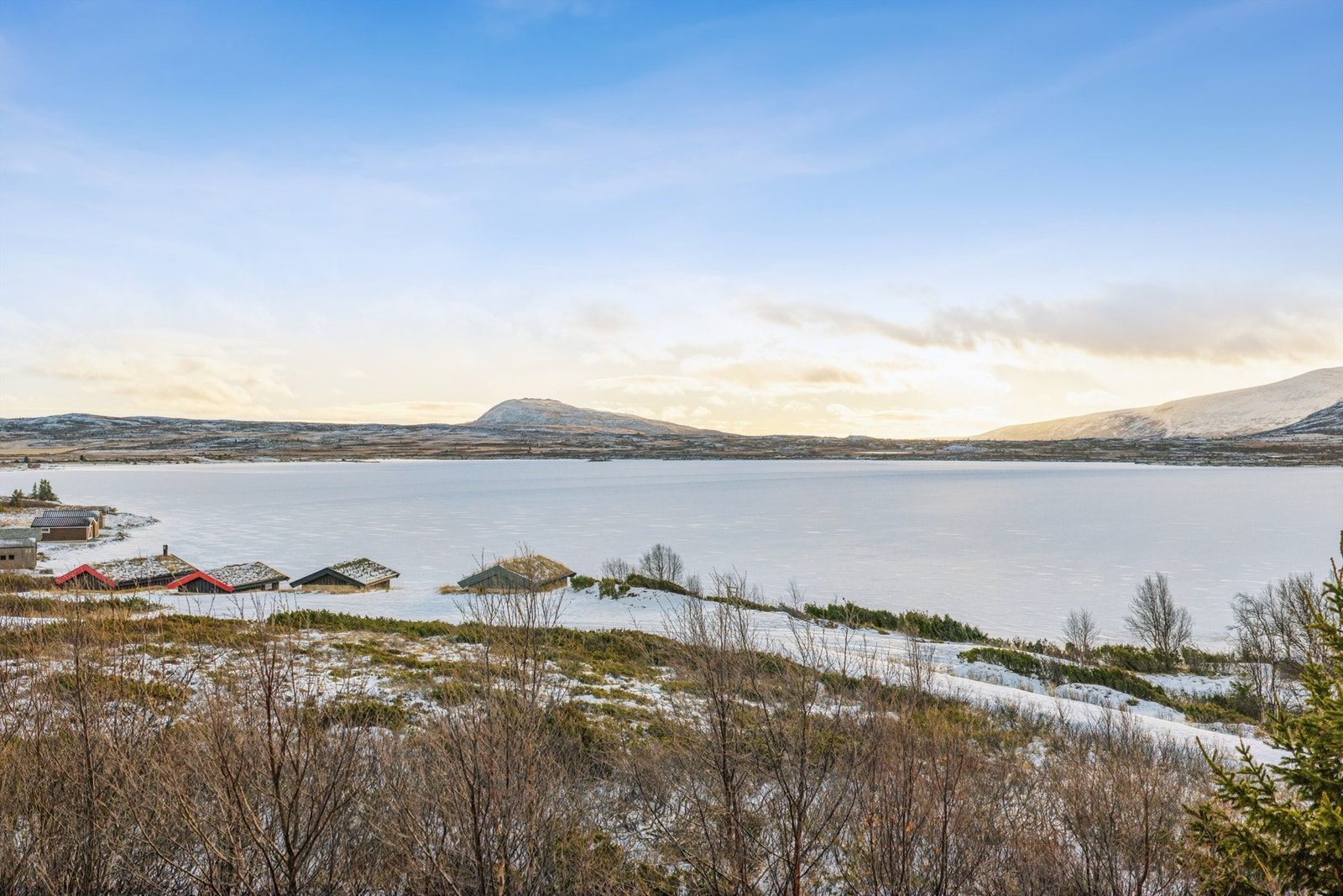 Eiendommen har en åpen og usjenert beliggenhet med utsikt over Midtre Syndin og fjellene rundt Galleribilde