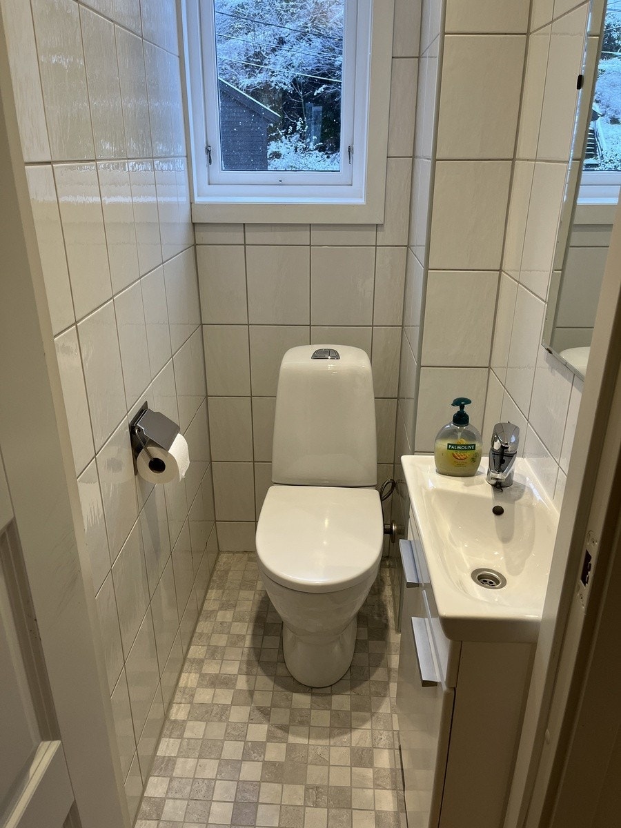 Toalett. Varmekabler i gulv Galleribilde