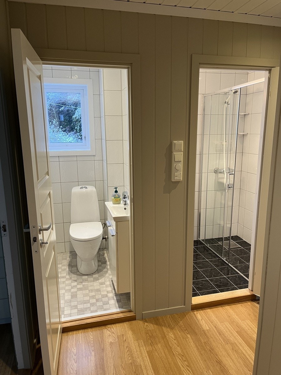 Toalett og dusj I separate rom Galleribilde