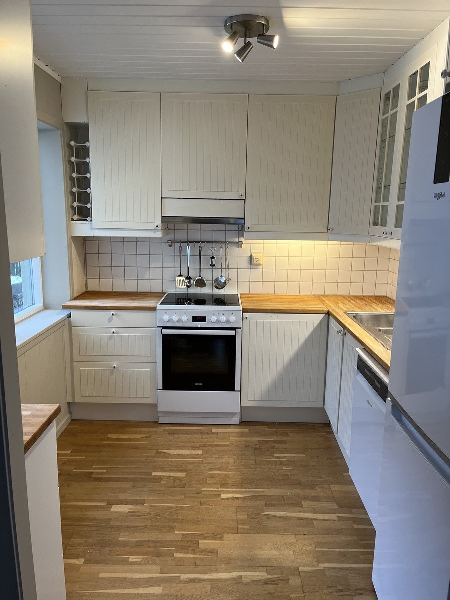 Kjøkken m komfyr, oppvaskmaskin, kjøl og frys Galleribilde