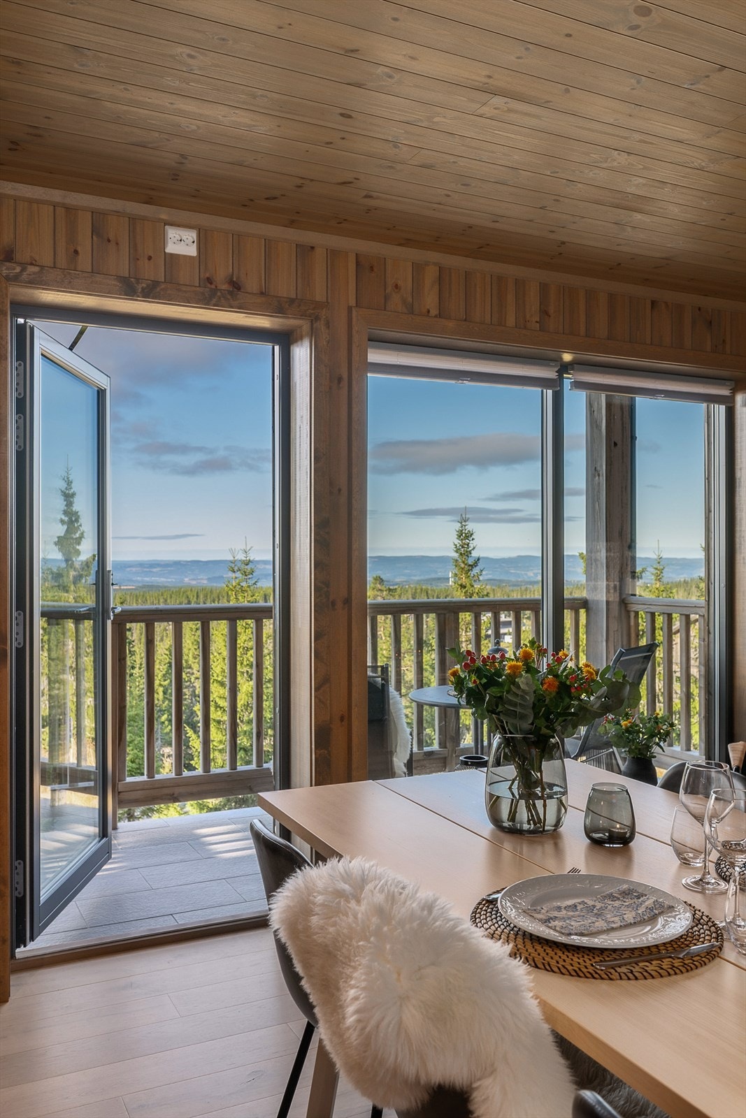 De store vinduene ivaretar en flott utsikt innenfra Galleribilde