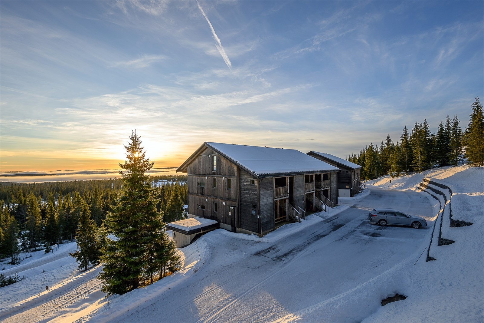 Leiligheten er en del av sameie bestående av to bygg med 16 leiligheter og parkeringsplasser på oversiden Galleribilde
