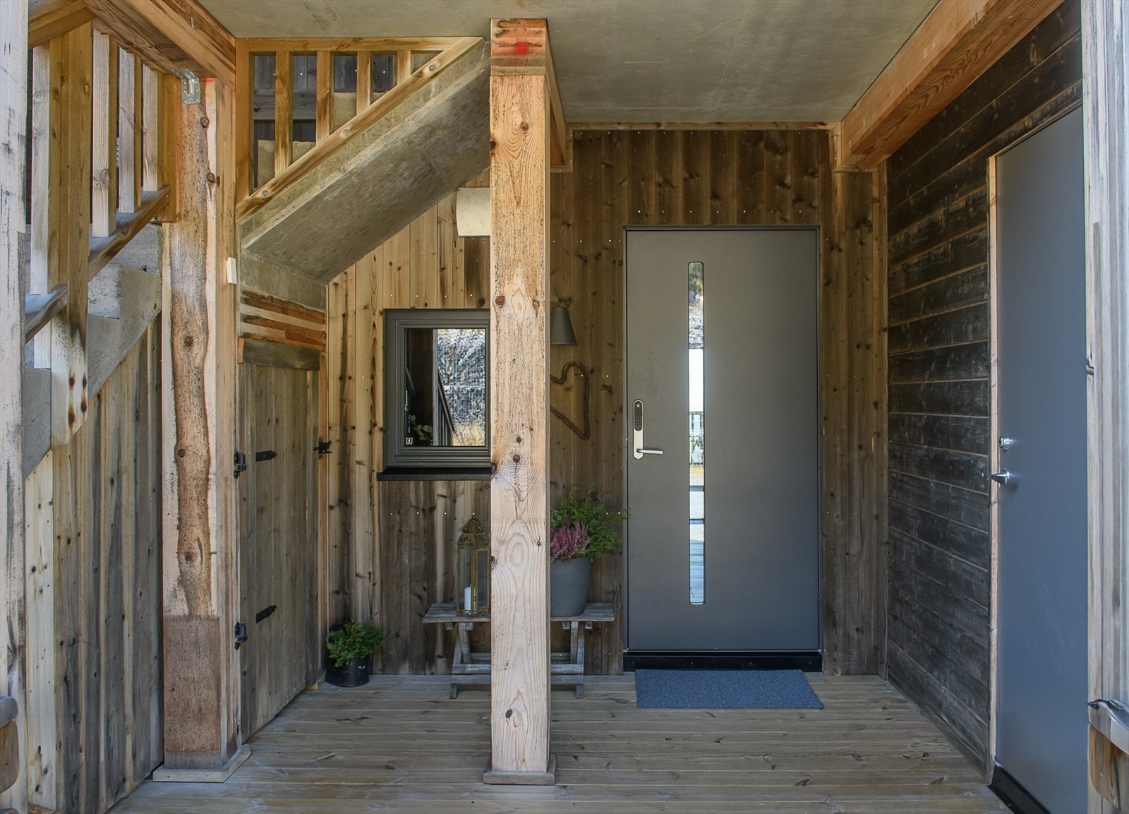 Et hyggelig, overbygget inngangsparti med tilgang til to utvendige boder Galleribilde