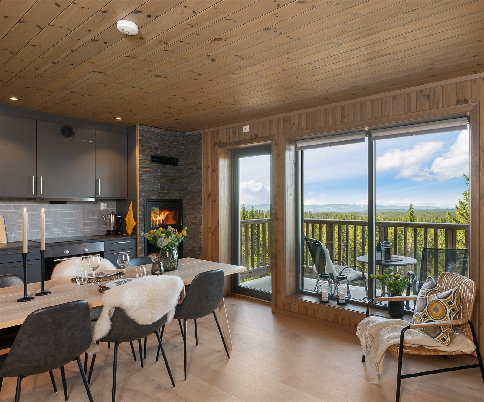 Leiligheten er moderne med gjennomgående god standard fra 2017 og fremstår pent brukt med lite brukslitasje. Galleribilde