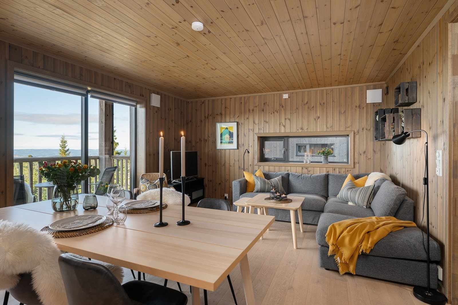 Stue og kjøkken er i åpen løsning med plass til møblering av sofa- og spisegruppe Galleribilde