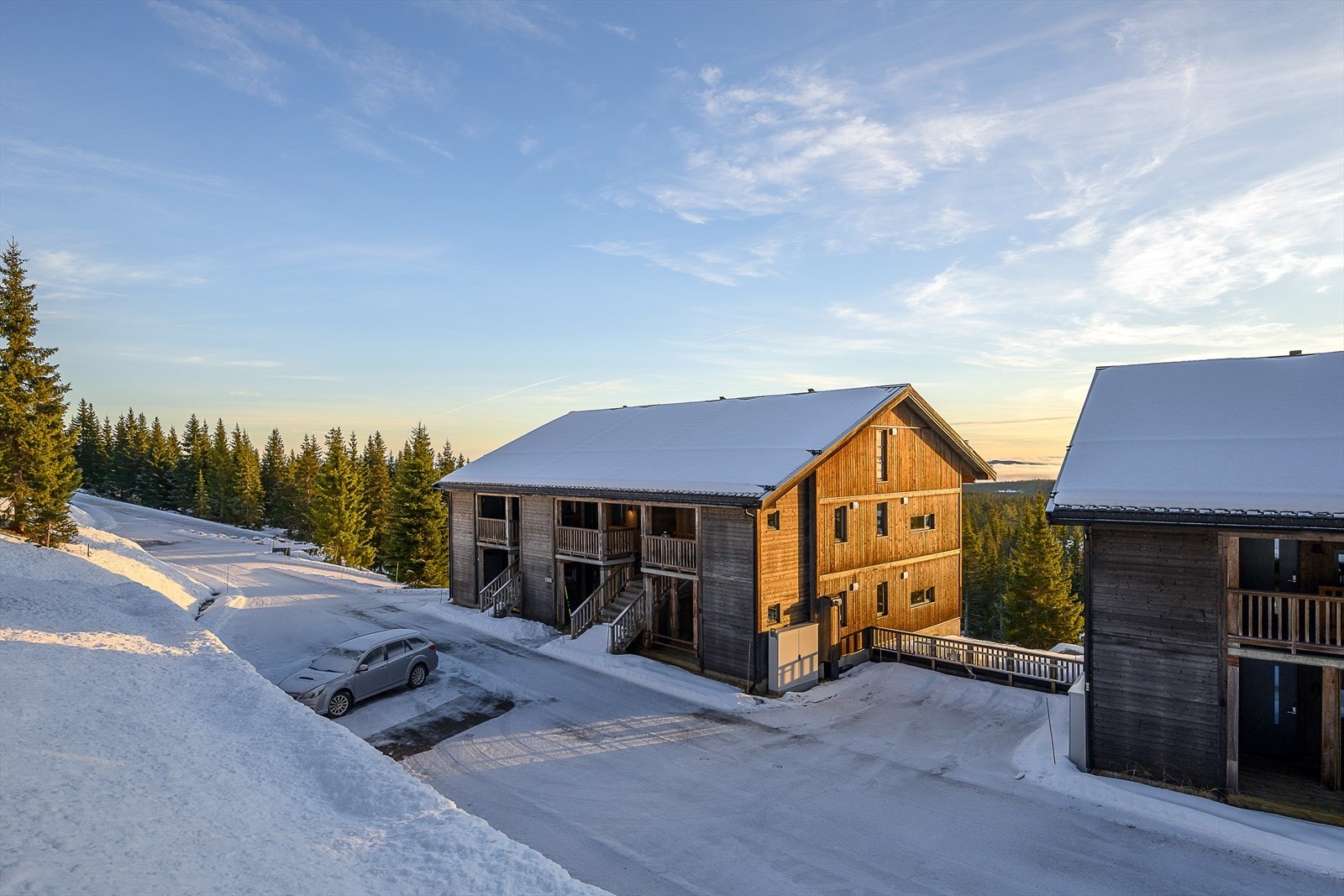 Området er barnevennlig, rolig og byr på nærhet til Nattrudstilen skisenter med alpint og rulleskianlegg Galleribilde