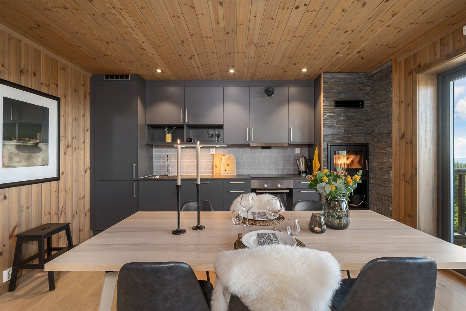 Innfelte downlights i himling over kjøkken sørger for god belysning Galleribilde