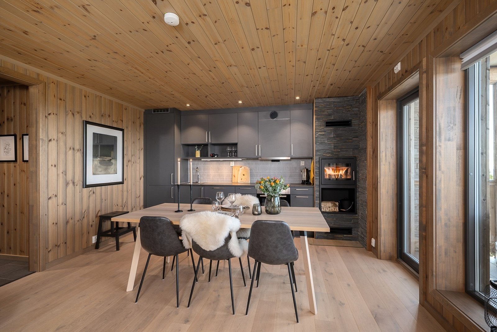 Et delikat kjøkken bestående av over-/underskap og laminat benkeplate Galleribilde