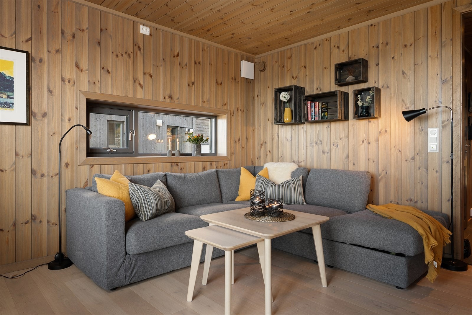 Det er plass til hjørnesofa hvor familie og venner kan samles til hyggelige stunder til fjells Galleribilde