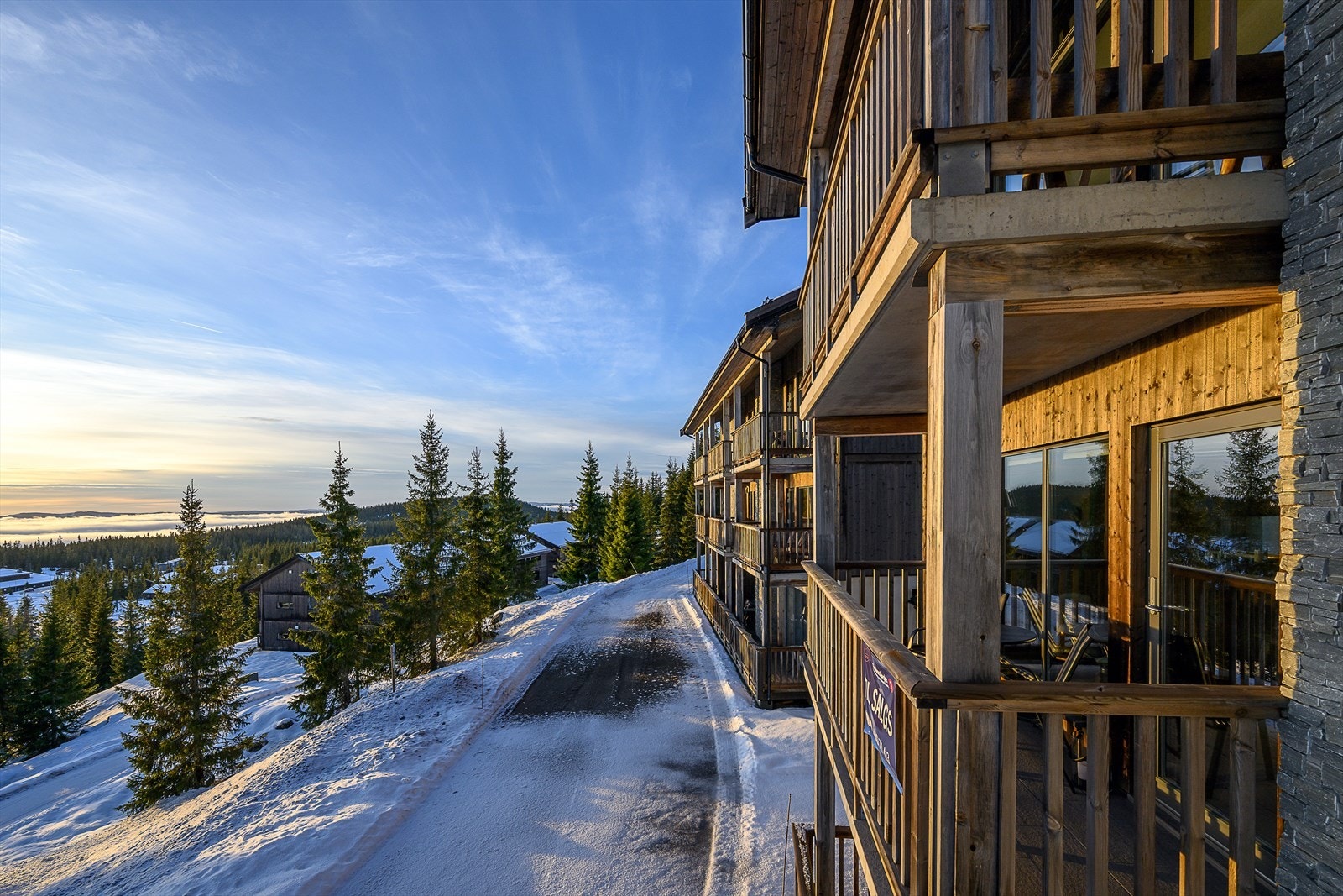 Velkommen til Nattrudstilvegen 302G - En 3-roms leilighet med fin beliggenhet i skrånende helling som gir en rå utsikt og god solgang! Foto: Lars Marius Bækkevold Galleribilde