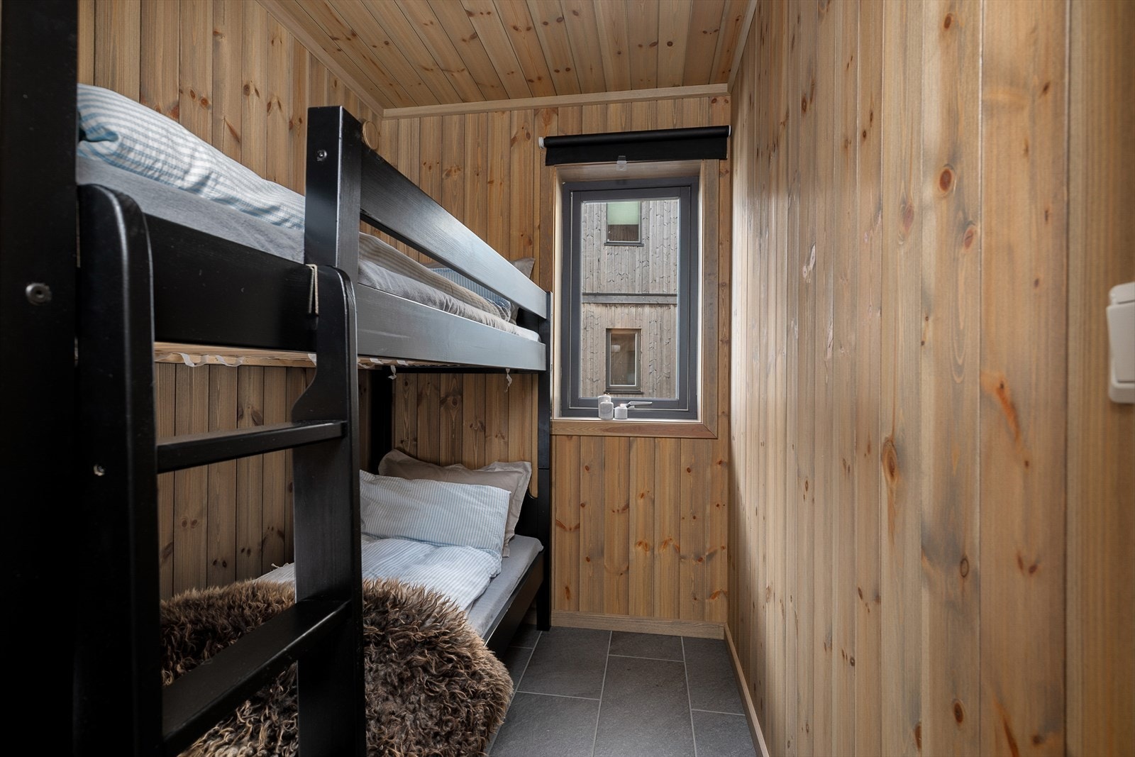 Innvendig bod er innsatt med køyeseng og vindu som kan åpnes Galleribilde