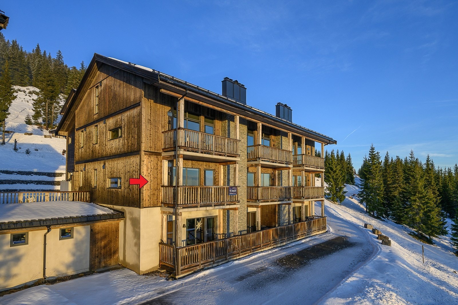 Leiligheten ligger i byggets første etasje med trappefri adkomst Galleribilde