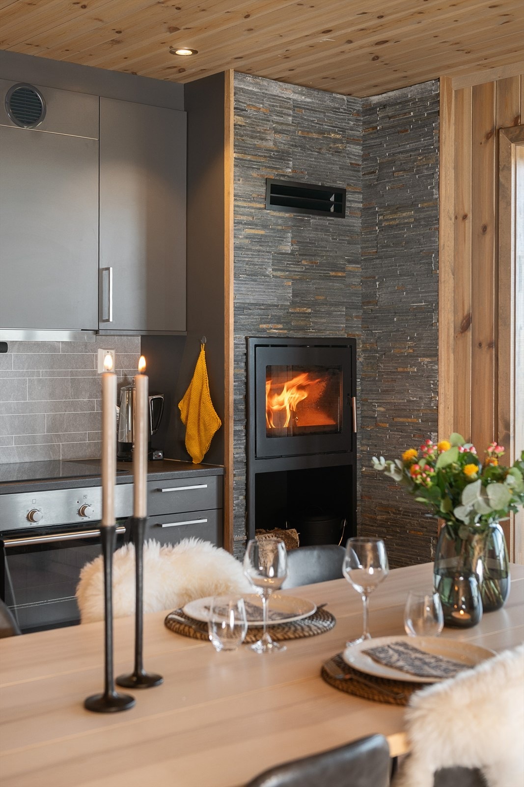 Innsatt peisovn med glassdør sørger for hygge og god varme på kalde dager Galleribilde