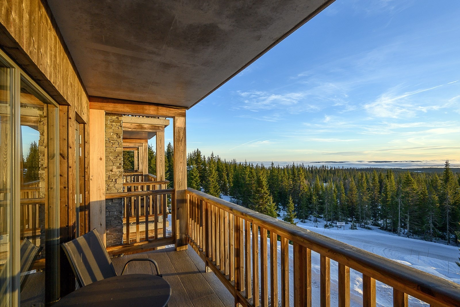 Den overbygde balkongen har plass til utemøbler hvor utsikten over området kan nytes Galleribilde